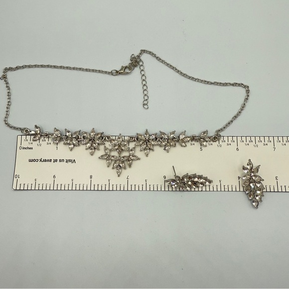 Elegant Silver Floral Necklace and Earring Set - Picture 9 of 11